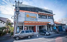 RedDoorz at Siwalankerto Surabaya